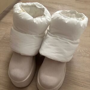 UGG Women's Cream Winter Boots